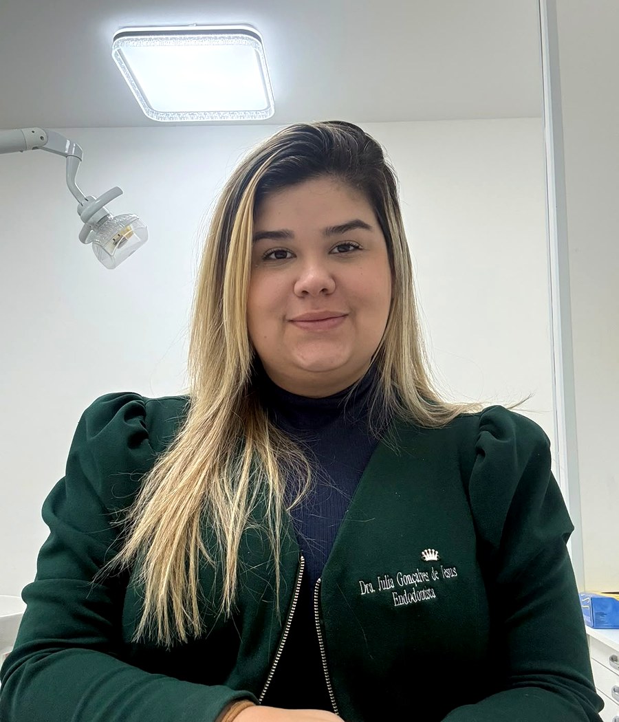 Dra. Júlia Gonçalves, cirurgiã-dentista